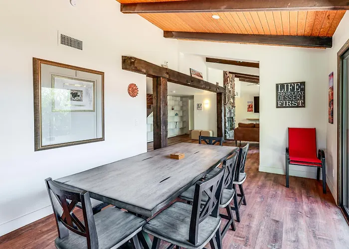 Hot Tub & Mountain Views: Spacious In