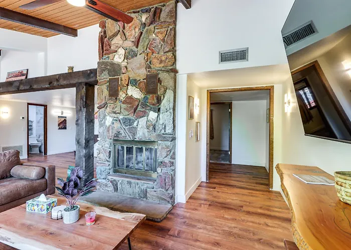 Hot Tub & Mountain Views: Spacious In Сasa de vacaciones *