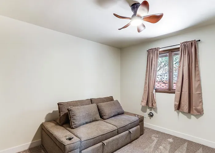 Hot Tub & Mountain Views: Spacious In Сasa de vacaciones *
