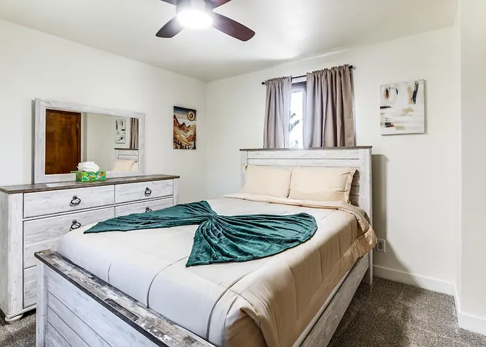 Hot Tub & Mountain Views: Spacious In