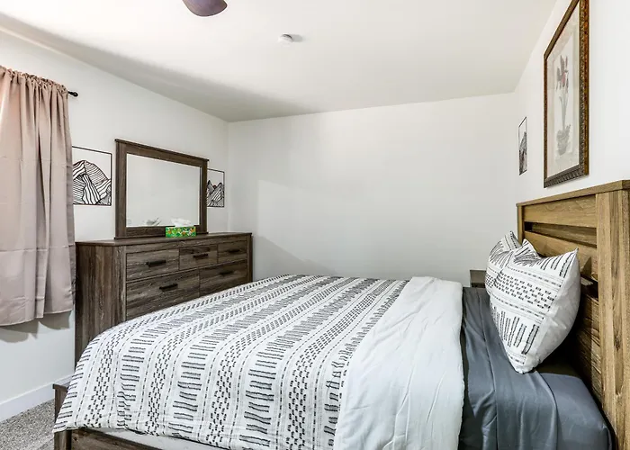 Hot Tub & Mountain Views: Spacious In Сasa de vacaciones