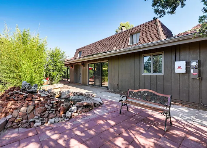 Hot Tub & Mountain Views: Spacious In
