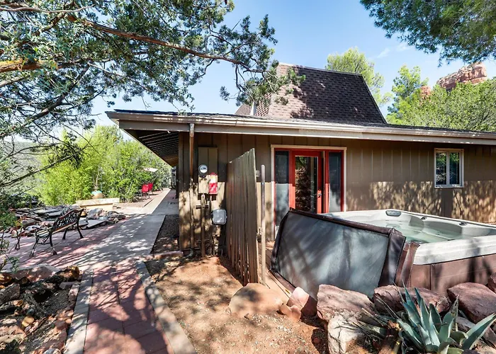 Hot Tub & Mountain Views: Spacious In